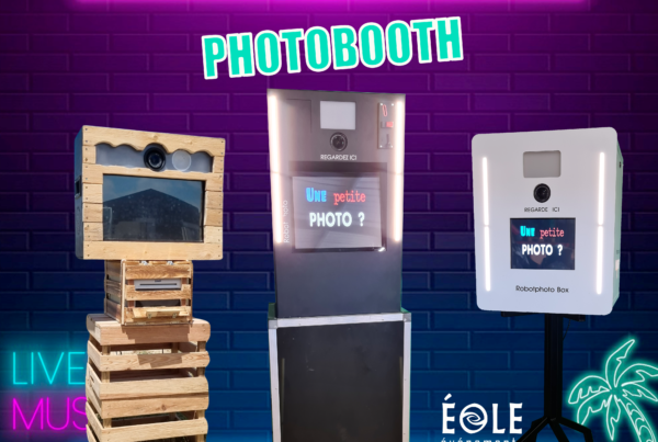 3 bornes photos (un blanc, un noir et un en bois) avec écrit photobooth en gros