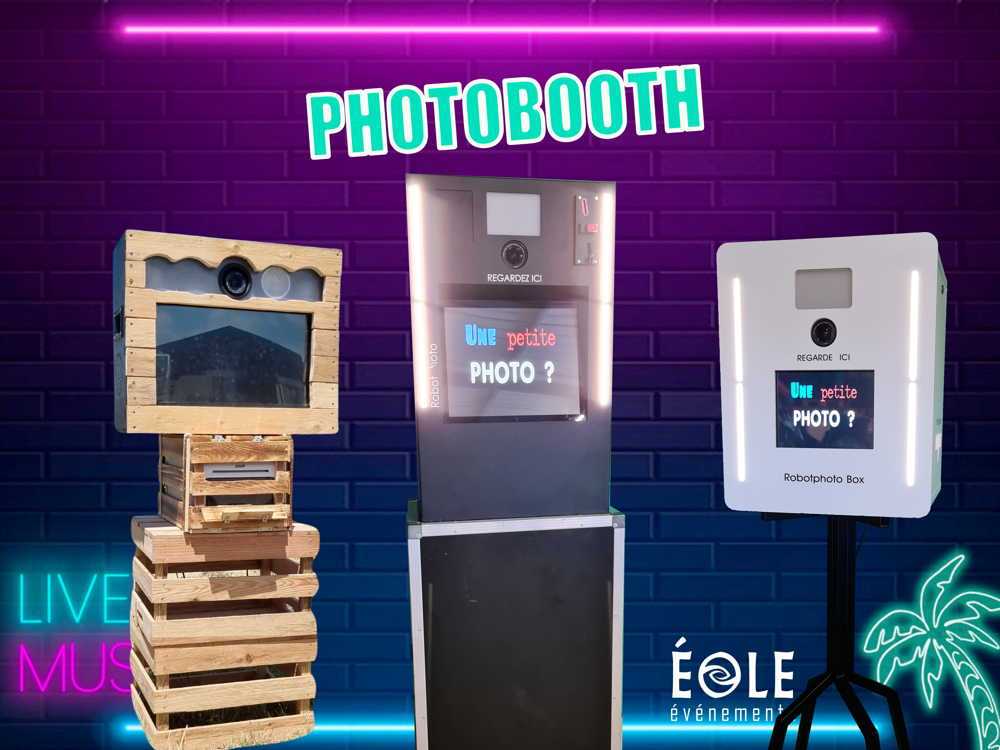 3 bornes photos (un blanc, un noir et un en bois) avec écrit photobooth en gros
