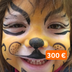 un enfant qui sourit et regarde la caméra, avec un maquillage tigre