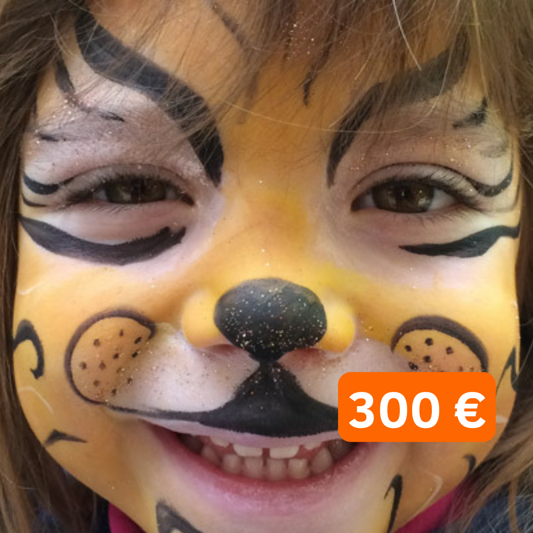 un enfant qui sourit et regarde la caméra, avec un maquillage tigre