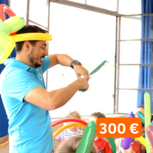 un homme qui sculpte un ballon devant des enfants, ils portent tous des chapeaux ballons