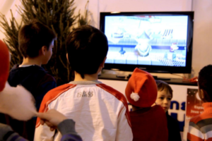 des enfants qui jouent à des jeux vidéos rétros