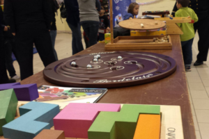 des jeux en bois sur une table rectangulaire, dessus le billard bordelais, l'équilibre, un jeu de puzzle