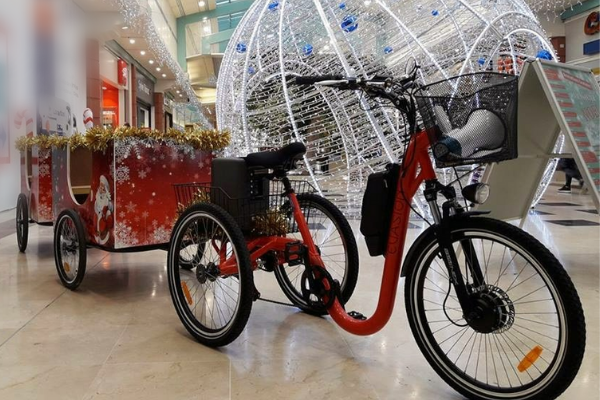 un vélo attaché à des charrettes dans un décor de noel