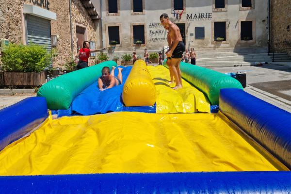 un ventriglisse avec des enfants qui glissent sur le gonflable