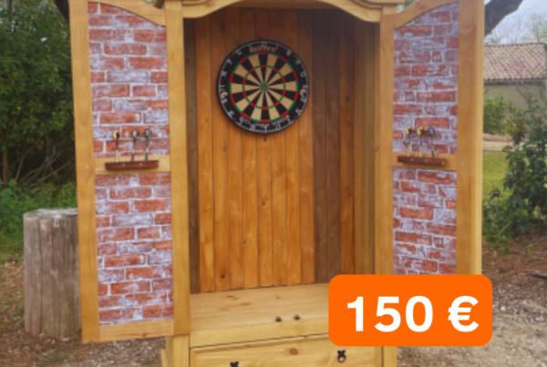 jeu de fléchette dans une armoire avec le prix de 150 euros affichés